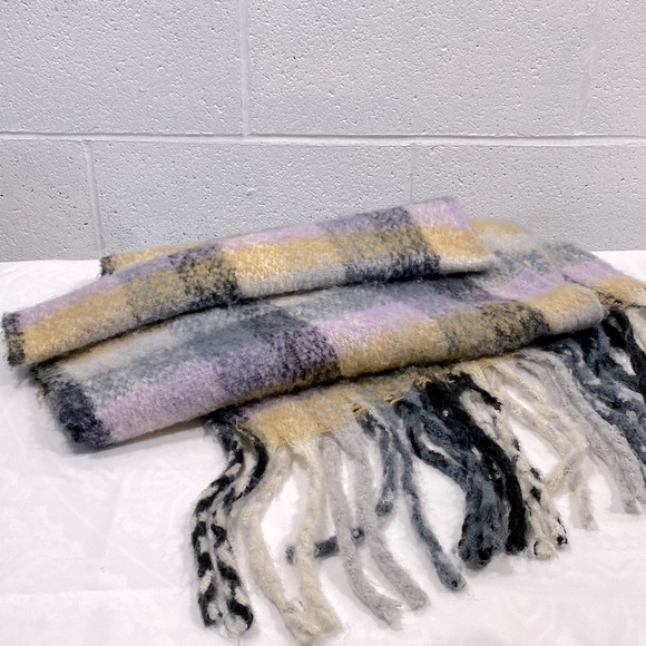 Oversized, super soft, pastel coloured scarf​​​​​​​​​ - Picture 3 of 6